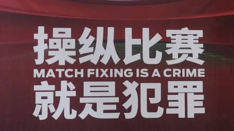 啪姐和男友现身孟买 包上挂中国潮玩 2024-11-29 当地时间11月28日，印度孟买，“啪姐”杜阿·利帕和男友卡勒姆·特纳抵达孟买，为即将举办的音乐会活动做准备。
