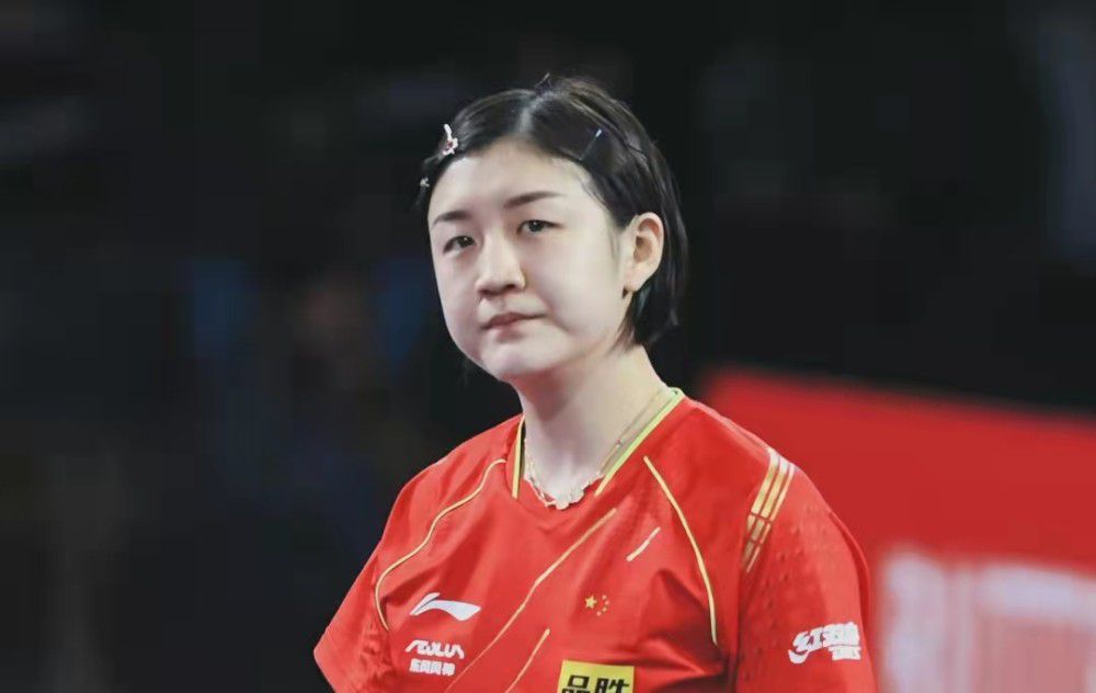 孙菲菲深V装性感豪放 超模卡莉·克劳斯大秀美背 2016-11-08 美国纽约，第13届CFDA/Vogue时尚基金颁奖礼。