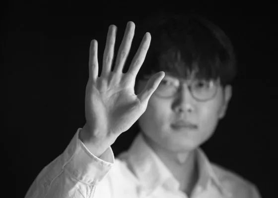 《死亡诗社》：影响人生的力量 2009-02-06 罗伯特·肖恩·莱纳德（就是《豪斯医生》里的华生医生，豪斯的好友）饰演的尼尔是一个心中有理想，却只能顺从父亲安排人生道路的少年，罗宾·威廉斯饰演的约翰教授喜欢以开放式的教学方法引导学生，可是校方却认.