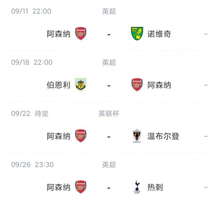 他和导演相视而笑，默契十足。