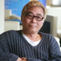 影片同步发布上映海报，海报以飞机残骸和战火废墟为背景，6人小队亲密相依、笑容灿烂。